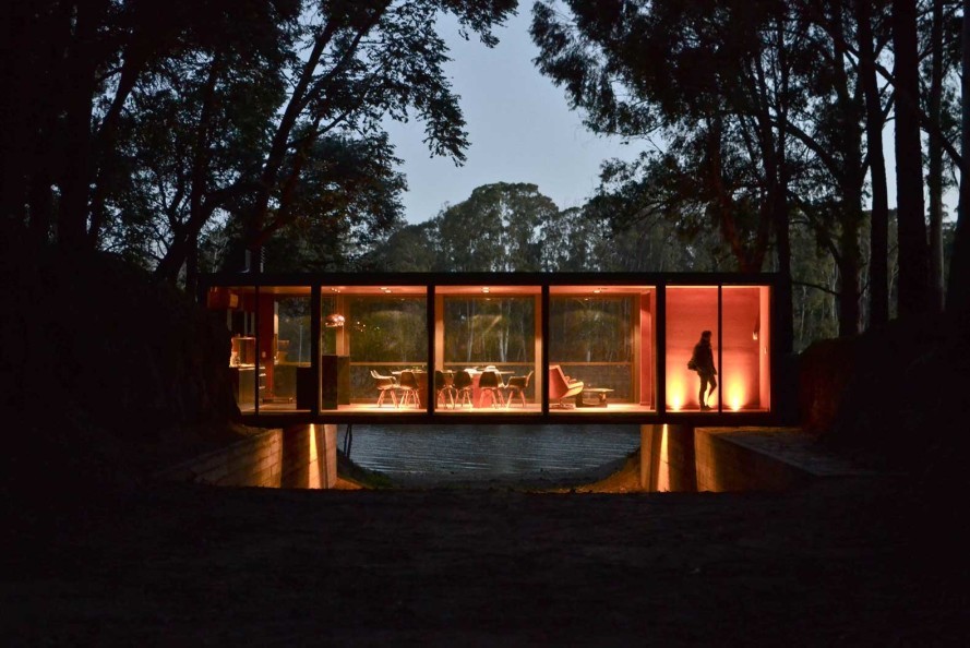 Lebdeći paviljon skriven u šumama eukaliptusa na obali jezera