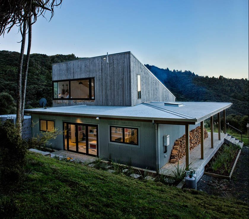 Porodična-kuća-luksuzna-koliba-skrivena-u-šumama-Novog-Zelanda